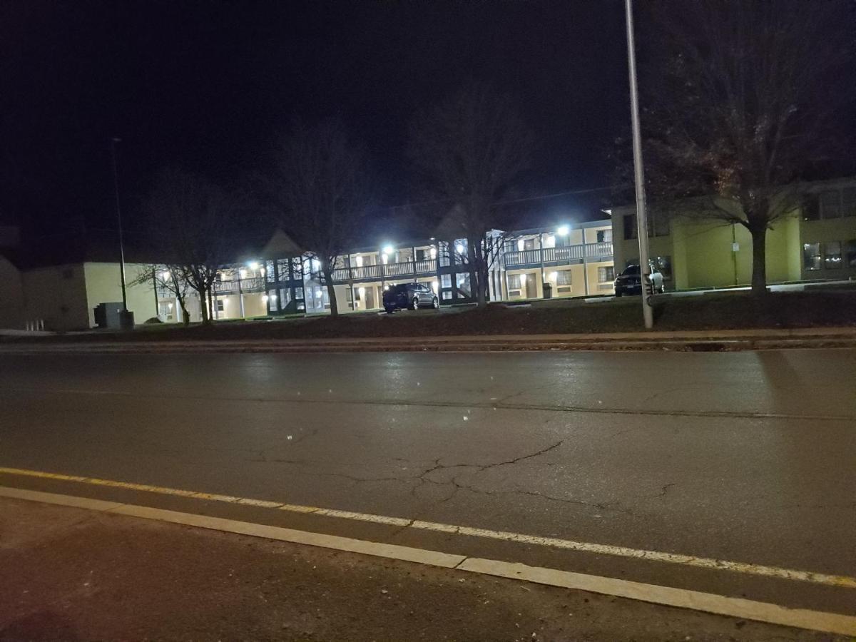 Travel Inn Motel Hartford Buitenkant foto