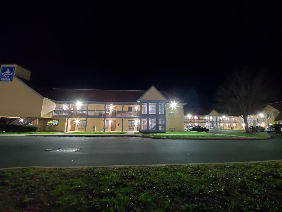 Travel Inn Motel Hartford Buitenkant foto